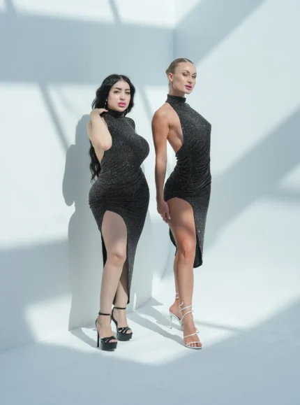 One-shoulder dress with an open leg