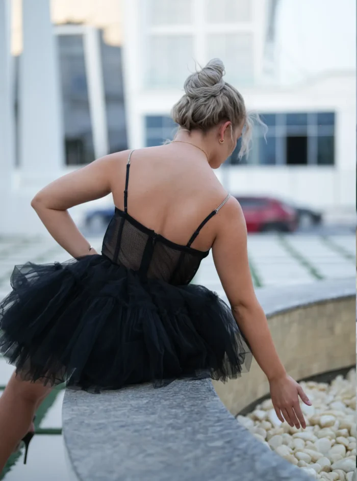 ⁦Party dress made of ruffled tulle fabric⁩ - الصورة ⁦3⁩