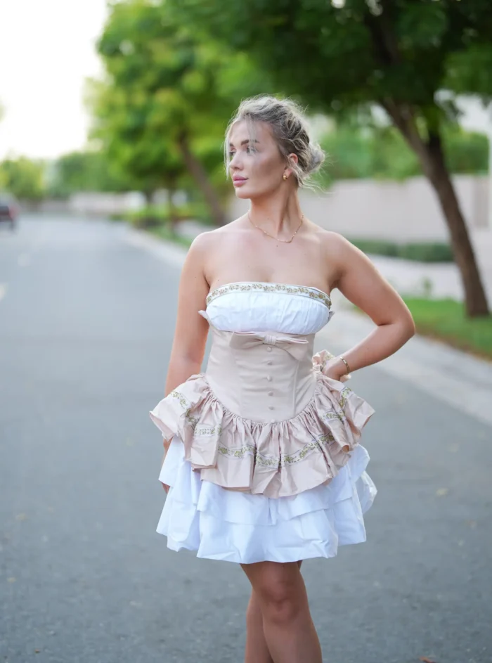 ⁦Short dress with two layers of ruffled fabric⁩ - الصورة ⁦3⁩