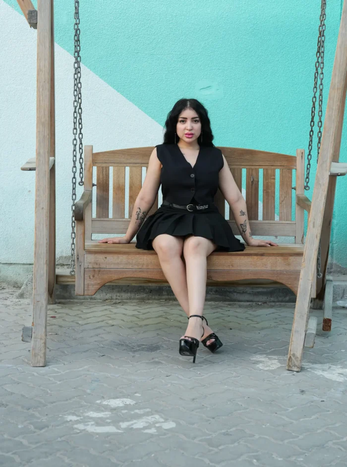 Short black skirt - Image 3