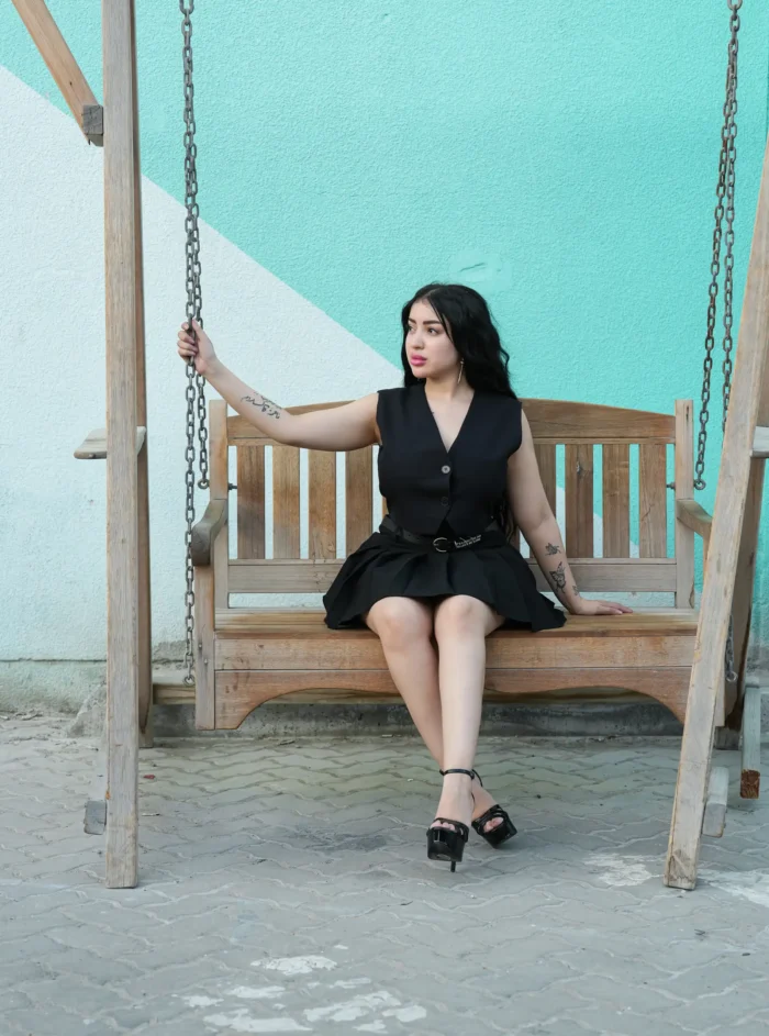 Short black skirt - Image 2