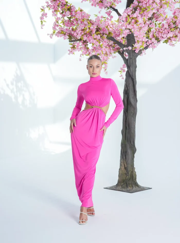 A long dress with an open waist and cowl neck adorned with a dahabi necklace - Image 4