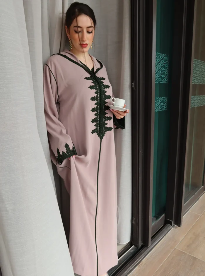 ⁦Jellaba Nude & Green Two Pieces⁩ - الصورة ⁦2⁩