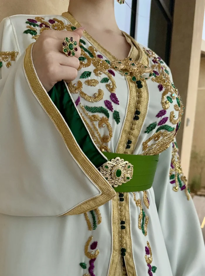 ⁦White And Green Caftan⁩ - الصورة ⁦2⁩